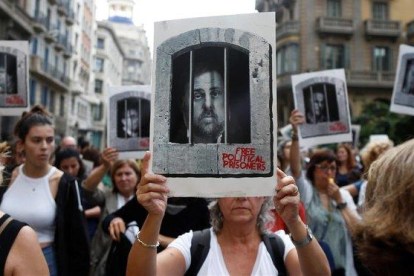 Centenares de personas cortan Via Laietana para protestar por la sentencia del ’procés’, en la que se condena a los lideres independentistas a penas de entre 9 y 13 anos por un delito de sedicion, este lunes.-EFE / QUIQUE GARCÍA