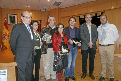 Los miembros del jurado junto a los ganadores del concurso Alberto Sanz Sánchez y Luis Carlos Fernández García-E.M