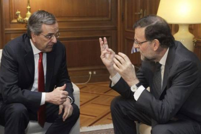 El presidente del Gobierno, Mariano Rajoy, conversa con su homólogo griego, Andonis Samarás, este miércoles en Atenas.-Foto: EFE / ORESTIS PANAGIOTOU