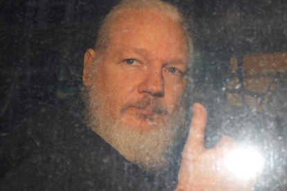 Julian Assange, a su salida de las dependencias policiales en Londres.-