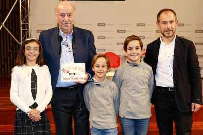 Los niños Isabel, Ángel y Álvar,  junto al premiado Vicente del Bosque y Antonio Rodríguez (REA).-J. M. LOSTAU