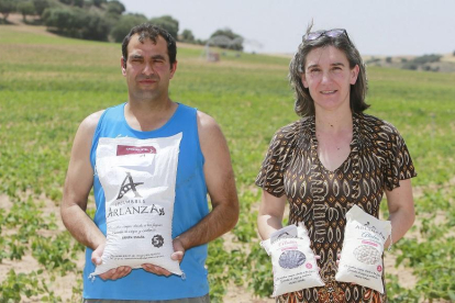 Laureano Porres y Carolina Adrián posan con sacos de diferentes tamaños de Legumbres Arlanza en una finca dedicada al cultivo de alubias.-FOTOS: RAÚL G. OCHOA