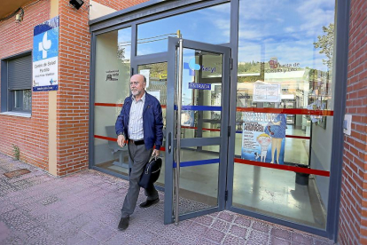 El médico de Familia, Miguel Ángel Castilla, en el Centro de Salud de Arrabal de Portillo.-ICAL