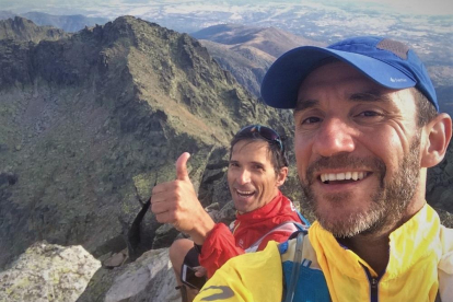 David Príncipe y Nacho Sáez posan sonrientes en lo alto del Almanzor.-