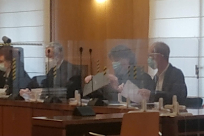 El acusado, último por la derecha, durante el inicio del juicio con jurado en la Audiencia de Valladolid. - EUROPA PRESS.