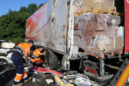 Un camión colisiona por alcance contra otro que se encontraba cambiando una rueda, como resultado del impacto resulta herido grave el conductor de unos de los camiones, la via a quedado cortada desde las 4:00 horas sentido Portugal.- ICAL.