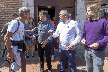 Monedero, Sáez y Fernández en la entrada del Ayuntamiento de Laguna.-ICAL