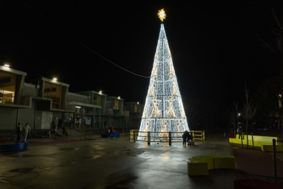 Encendido de las luces de Navidad en  la plaza Biólogo José Antonio Valverde de Valladolid.- PHOTOGENIC