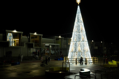 Encendido de las luces de Navidad en  la plaza Biólogo José Antonio Valverde de Valladolid.- PHOTOGENIC
