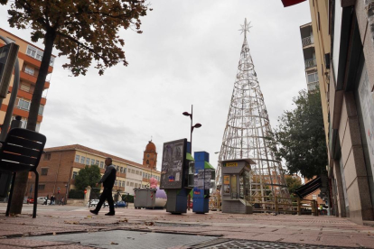 Montaje del árbol de navidad en la Plaza del Carmen. -PHOTOGENIC