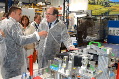 El presidente de la Junta de Castilla y León, Juan Vicente Herrera, visita la planta de Molteplas con motivo de su 40 Aniversario, le guiaba en la visita el director de la fábrica, Ignacio Álvarez.-ICAL