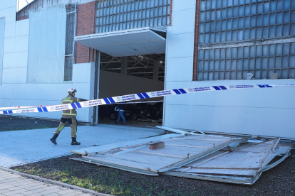 Bomberos retiran chapas sueltas en una nave de la calle Ducado de Valladolid.- ICAL