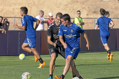 Garitano presiona a Alfaro en el primer entrenamiento de pretemporada del Real Valladolid.-Miguel Ángel Santos