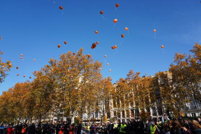 Suelta de globos tras el minuto de silencio para conmemorar a las víctimas de accidentes de tráfico.- ICAL