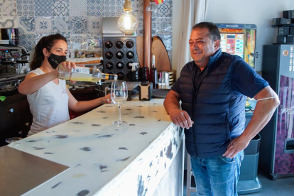Una camarera atiende a un cliente en la barra de  un bar de Valladolid. J. M. LOSTAU