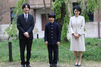 En esta foto de archivo tomada el 8 de abril de 2019, el príncipe Hisahito de Japón y sus padres, el príncipe Akishino y la princesa Kiko posan para fotos en la escuela secundaria de la Universidad de Ochanomizu antes de asistir a la ceremonia de ingreso-KOJI SASAHARA / POOL / AFP