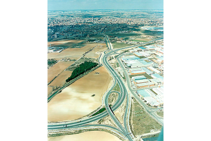 A la izquierda, terrenos sin construir de Pinar de Jalón, en una foto aérea de 1997. A la derecha, Polígono industrial de San Cristóbal en la esquina de las calles Topacio y Aluminio, junto al canal del Duero y la autovía de Pinares. Al fondo, Delicias y otros barrios de Valladolid. ARCHIVO MUNICIPAL