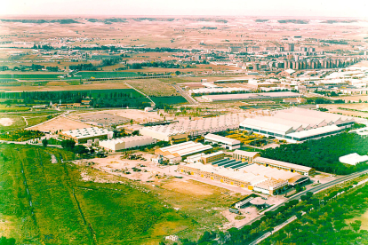 Vista aérea de la ciudad desde Pinar de Jalón, con las factorías de Renault, Indal, fábrica de muebles Muñoz y Aceros Heva. Al fondo, La Rubia. Años 80. ARCHIVO MUNICIPAL