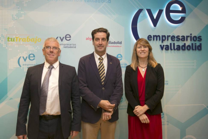 El presidente de la Confederación Vallisoletana de Empresarios (CVE), José Antonio de Pedro (C ) y junto a él Robin Gravina (I) y Gloria Jiménez (D), ambos de Cambridge English-Ical