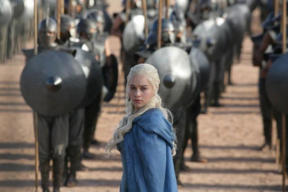 La actriz Emilia Clarke, en su papel de Daenerys Targaryen, ante su ejército de Inmaculados en 'Juego de tronos'.-AP