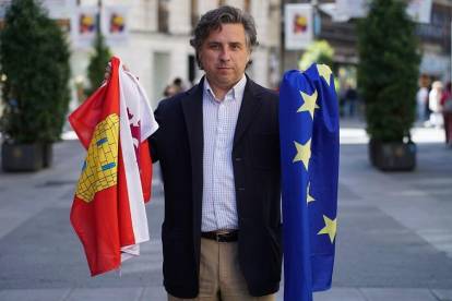 Víctor Jolín, con las banderas de España y de Europa, que forman parte de su día a día en el Instituto de Desarrollo Comunitario del que es secretario general, a lo que suma toda una vida dedicada al desarrollo rural.-