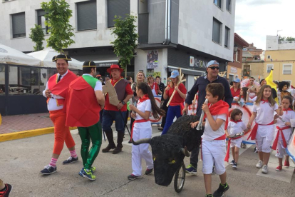 Desfile de peñas en una de las últimas fiestas celebradas en Zaratán. / E. M.