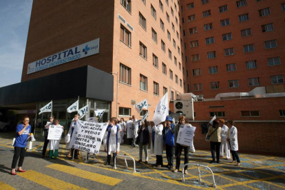 Concentración de SAE, a las puertas del hospital Clínico Universitario, por la gestión de la crisis sanitaria del ébola-Ical