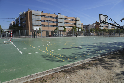 Zona deportiva en la calle de Peña Vieja. J. M. LOSTAU