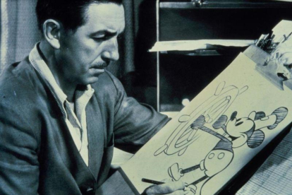 Walt Disney realiza unos bocetos de Mickey Mouse, su primer y más icónico personaje de dibujos animados.-FRED PROUSER