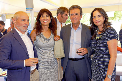 Víctor Caramanzana (presidente de la Cámara de Comercio), Ana Redondo (concejala de Cultura), José Luis Ulibarri (editor Edigrup) y Soledad Ulibarri.