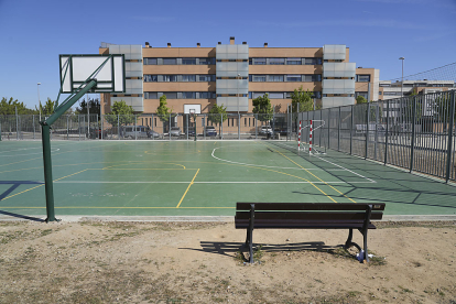 Zona deportiva en la calle de Peña Vieja. J. M. LOSTAU