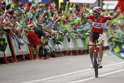 El ciclista australiano del equipo Lotto Adam Hansel celebra su victoria en la decimonovena etapa de la Vuelta.-Foto: EFE / JAVIER LIZÓN