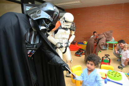 Visita de la Spanish Garrison de la Legión 501 de Star Wars a los niños del hospital El Bierzo de Ponferrada.-ICAL