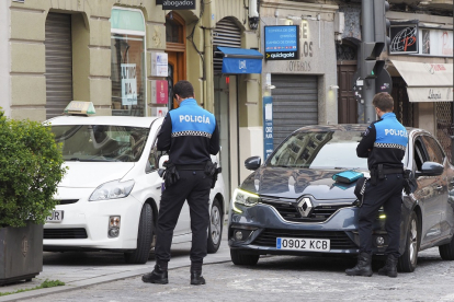 Policia multando a un taxista en la calle Angustias.- Photogenic/Miguel Ángel Santos.