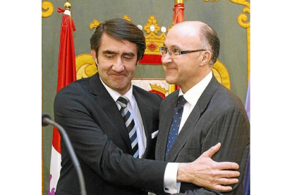 Suárez-Quiñones abraza a Ruiz Medrano el día de su nombramiento como subdelegado de Gobierno en León-El Mundo