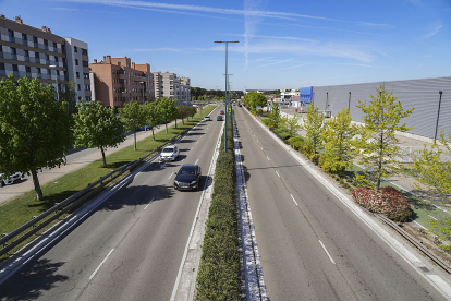 Avenida de Zamora desde la pasarela peatonal que une la zona urbana y la industrial. J. M. LOSTAU