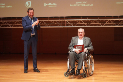 Óscar Puente, alcalde de Valladolid, se une a la ovación a Francisco Martínez, de La Criolla, que recibe una placa conmemorativa en la gala del Concurso Provincial de Pinchos 2023. -AYUNTAMIENTO VALLADOLID