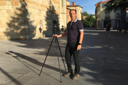 El leonés David Iriondo, responsable de la empresa Visuair, surca los cielos con su equipo de trabajo.-EL MUNDO