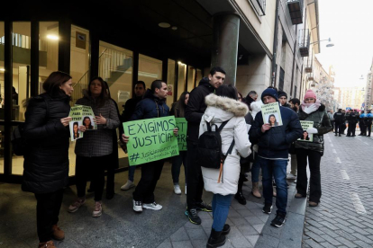 Familiares y amigos concentrados a a las puertas de los juzgados de Valladolid ante la llegada del sospechoso Óscar S. para prestar declaración. / M.A. Santos (Photogenic)