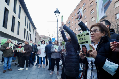 Familiares y amigos concentrados a a las puertas de los juzgados de Valladolid ante la llegada del sospechoso Óscar S. para prestar declaración. / M.A. Santos (Photogenic)