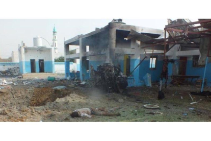 Un cuerpo sin vida yace junto al hospital de Médicos Sin Fronteras bombardeado en Yemen.-STRINGER