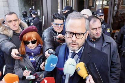 El abogado de la familia de Esther López a las puertas de los juzgados de Valladolid tras la declaración del sospechoso Óscar S. / M.A. Santos (Photogenic)