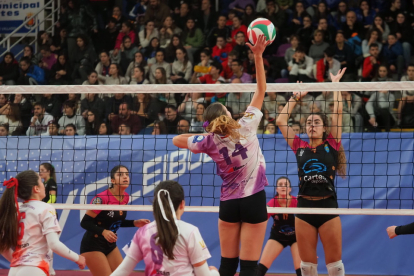 El VCV juvenil femenino en la última jornada de la Copa de España de voleibol en Valladolid. / Montse Álvarez