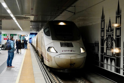 Primer trayecto con pasajeros entre León y Gijón tras la inauguración de la Variante de Pajares.- ICAL