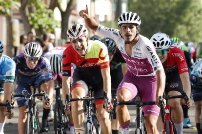 La Acera de Recoletos ha acogido este viernes la salida de la primera etapa de la Vuelta Ciclista a Valladolid júnior que se celebra en la ciudad y provincia hasta el domingo