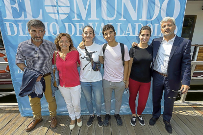 Eladio Redondo (Asesoría SEIS23), su esposa Cristina y sus hijos, Claudia y Juan, Jara Galán y César Mata (El Mundo).