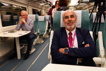 Primer trayecto con pasajeros entre León y Gijón tras la inauguración de la Variante de Pajares. En la imagen el representante institucional de Renfe en Castilla y León, Teodomiro González.- ICAL