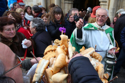 Bendición de los panes con motivo de la celebración de las Candelas y San Blas en Cacabelos-Ical