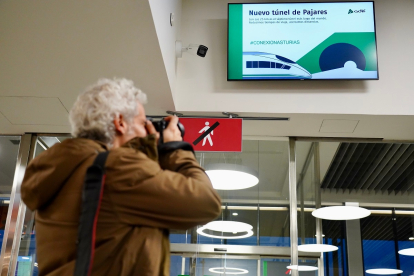 Primer trayecto con pasajeros entre León y Gijón tras la inauguración de la Variante de Pajares.- ICAL