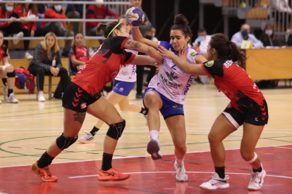 Elba Álvarez es agarrada por dos jugadoras rivales